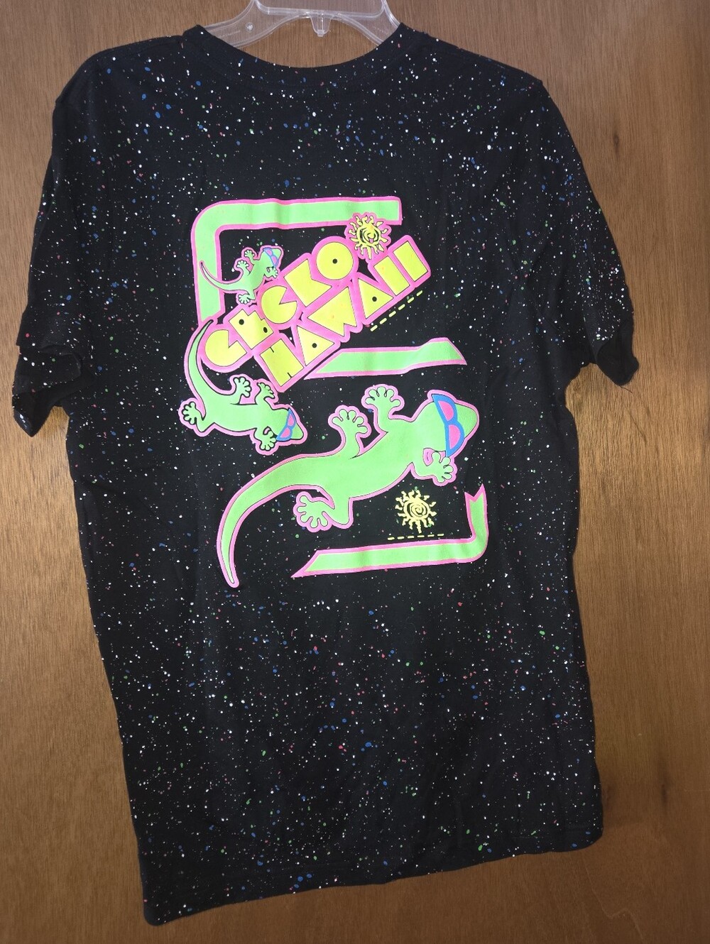 NWOT Gecko Hawaii Arcade Graphic Tee - Black with Neon Splatter Medium Glows!